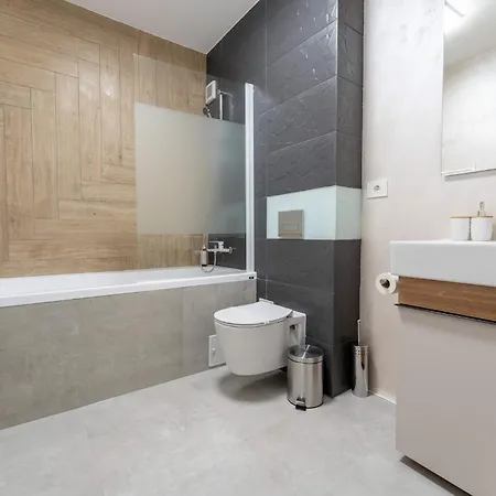 Mohost Say - Exclusive 2Br Retreat With Balcony Appartement