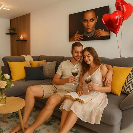Mohost Say - Exclusive 2Br Retreat With Balcony Διαμέρισμα *
